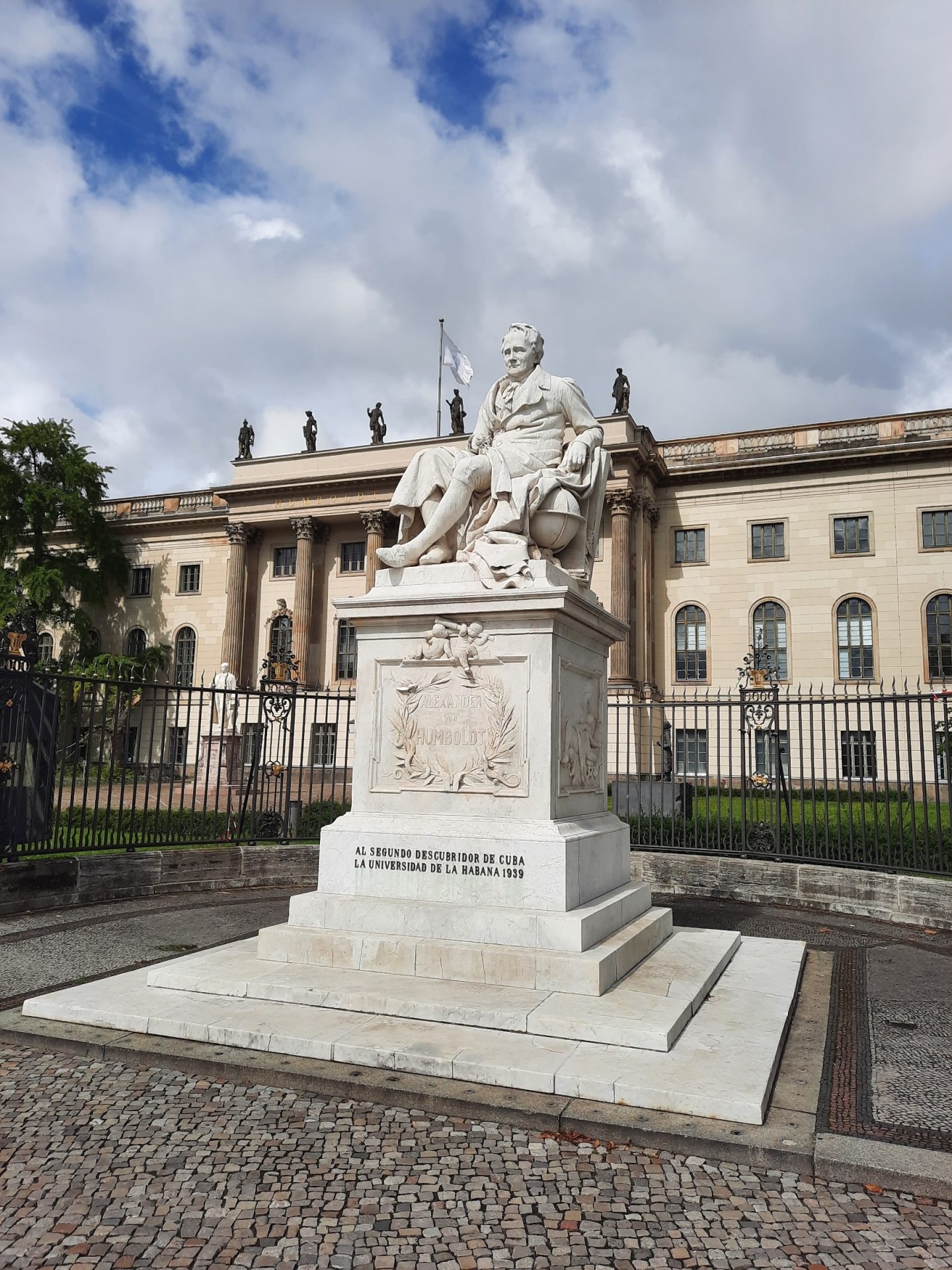 Alexander von Humboldt's monument, Berlin, by Luca Borghi - 02.jpg